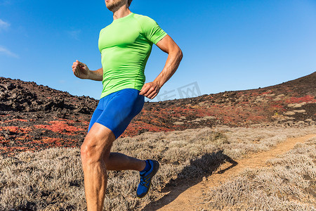 超跑摄影照片_在干热景观的沙漠路径上的越野赛跑者超跑男子运动员。