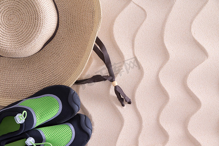 鞋子男孩摄影照片_金色沙滩上的男孩沙滩帽和鞋子