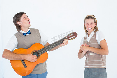 极客潮人用吉他为他的女朋友唱小夜曲