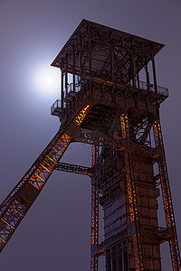 比利时亨克温特斯拉格之夜图片中塔月亮的旧煤矿顶部