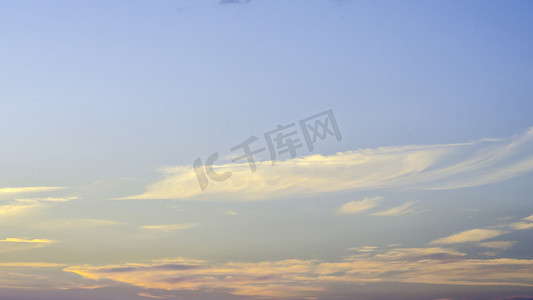 落山的太阳摄影照片_蓝天与太阳落山