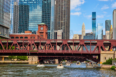 芝加哥威尔斯街大桥的细节，横跨运河，周围环绕着摩天大楼
