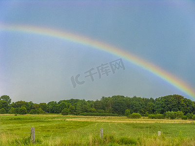 漂亮的彩虹摄影照片_德国不来梅港地平线上美丽的彩虹和云彩。