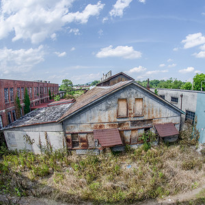 房地产通道摄影照片_旧的废弃生锈和倒塌的建筑