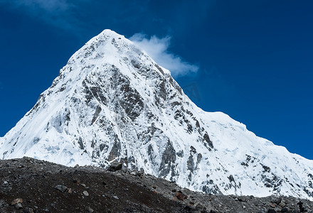 喜马拉雅山下雪的 Pumori 山顶