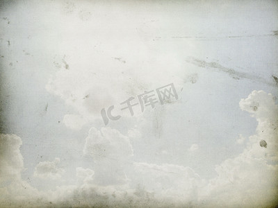 带有 co 的复古纹理纸背景上的雾和云