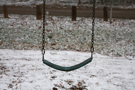 户外公园秋千在雪中隔绝