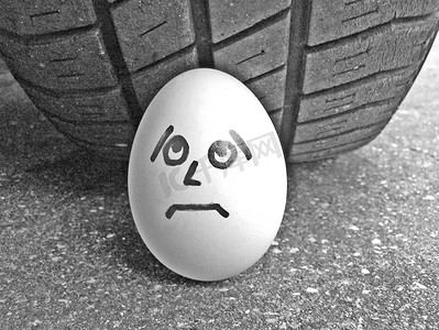 惊恐的鸡蛋和轮胎，黑白相间！