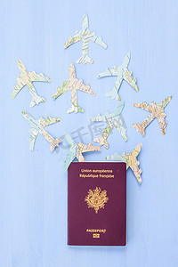 签证飞机摄影照片_与纸飞机的护照