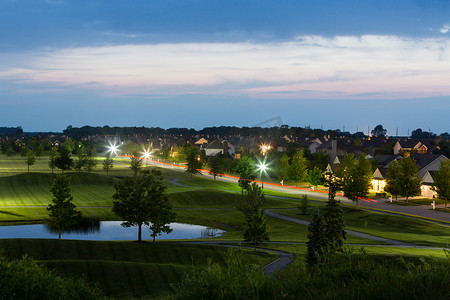 黄昏时豪华邻里接壤的高尔夫球场