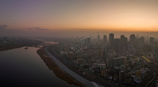 空气指数摄影照片_河边庞大城市的高层建筑上朦胧的日出