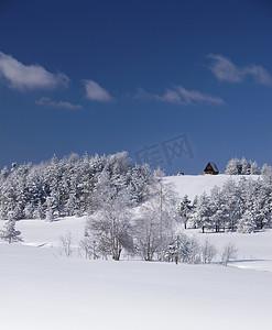 冬季下雪房子摄影照片_小山上的房子 - 冬季场景
