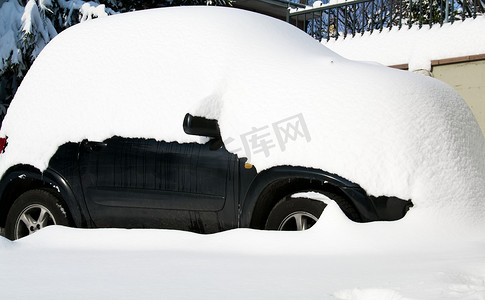 隐藏在雪中的汽车