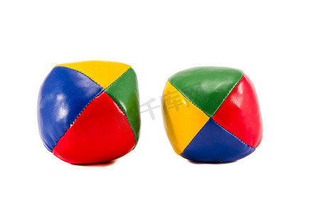 两个五颜六色的杂耍球隔离在白色