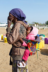 纳米比亚小孩在他母亲的背上