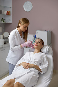 用于收紧和抚平美丽年轻女性面部皮肤皱纹的恢复面部注射程序