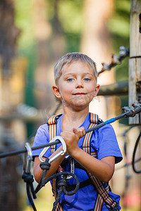 攀岩男孩摄影照片_登山探险公园里的男孩