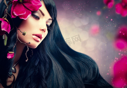 美丽的黑发模特女孩，头发上有紫色的大花