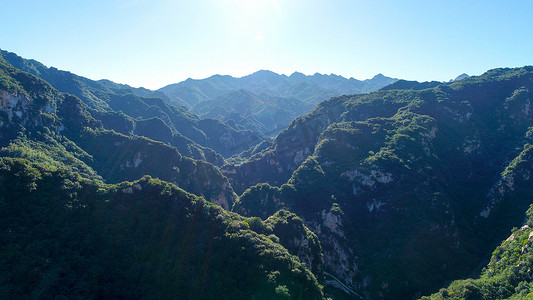 绿山山峰鸟瞰图与美丽的蓝天。