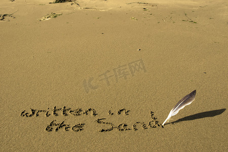 用羽毛笔写在沙子上
