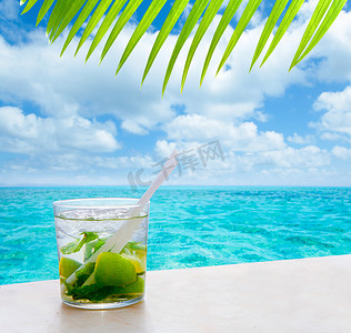 沙冰摄影照片_热带绿松石热带海中的饮料莫吉托酒