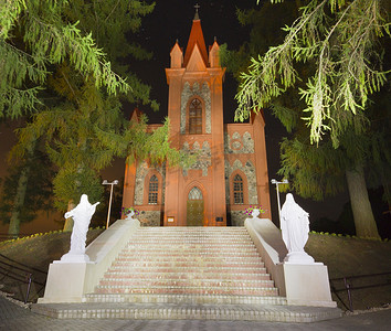 哥特式教堂摄影照片_哥特式教堂在晚上，立陶宛