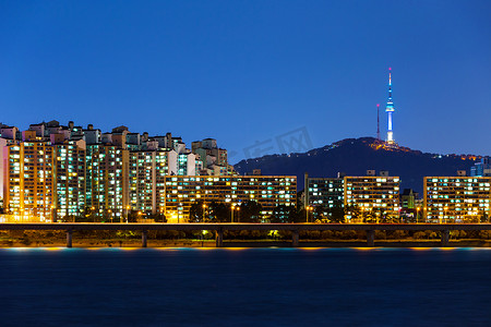 首尔市在晚上