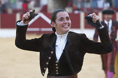 西班牙女摄影照片_Noelia Mota，骑马的西班牙女斗牛士，2011 年 9 月 29 日，西班牙哈恩市乌韦达