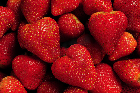 一堆红草莓