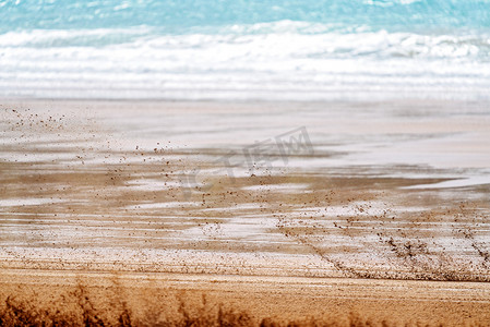 海洋模糊摄影照片_赛车摩托车上的模糊沙子