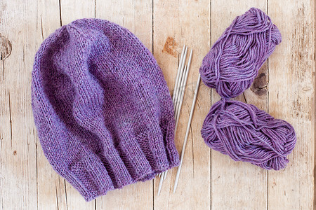 羊毛紫色帽子、织针和毛线