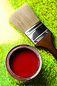 油漆桶摄影照片_油漆桶、油漆和刷子，明亮的彩色色调概念