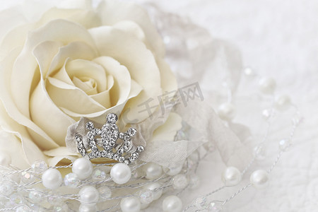 奶油色玫瑰，镶有宝石皇冠