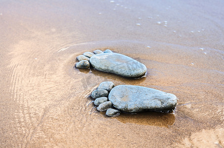脚踏实地摄影照片_沙滩上的脚印