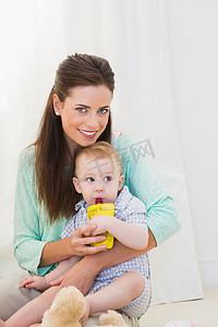 家庭喝水摄影照片_妈妈给宝宝喝水