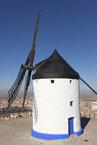卡斯蒂利亚拉摄影照片_风车在孔苏埃格拉，卡斯蒂利亚拉曼恰，西班牙