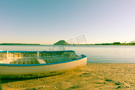 海港风景摄影照片_沙滩上的老照片熟料小艇