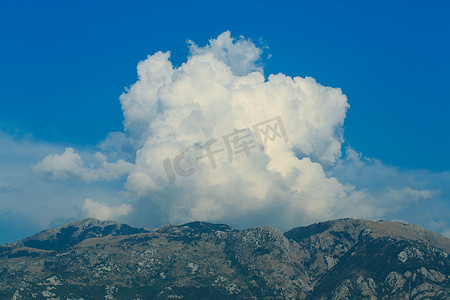 铁证如山摄影照片_山上如画的云彩，黑山，巴尔干