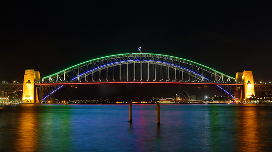 悉尼海港大桥摄影照片_悉尼海港大桥为 Vivid Sydney 灯火通明