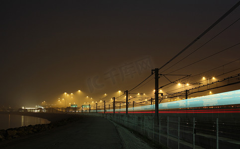 铁路在晚上