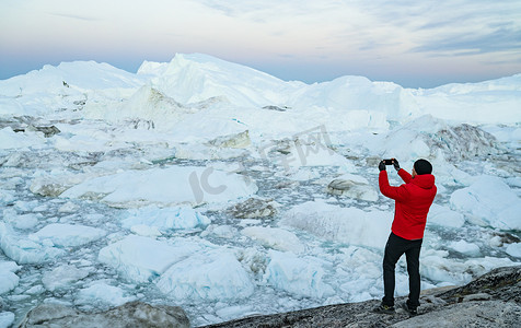 冰山摄影照片_与冰山一起在北极景观自然中旅行。