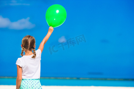 生日风摄影照片_有室外气球的可爱的小女孩