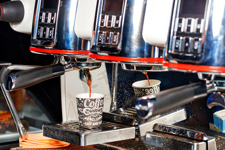 现代咖啡机可冲泡优质香浓的咖啡。