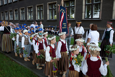 拉脱维亚青年歌舞节参加者游行