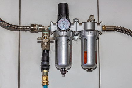气压吸盘摄影照片_空气压缩机测量车库汽车服务中墙上汽车空气压缩机的液体气压。