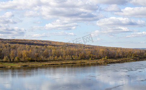 树林间摄影照片_树林间美丽宽阔的河流秋天。