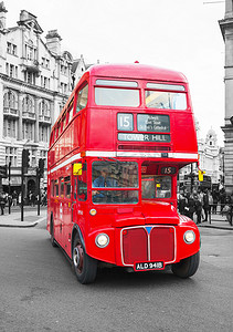 标志性的红色双层巴士在伦敦