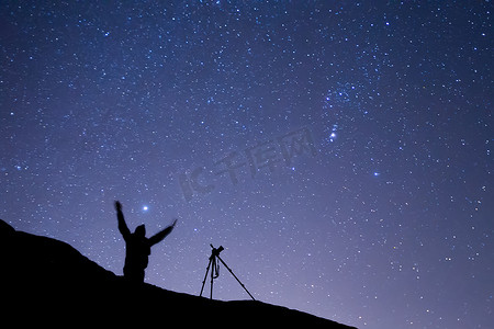 摄影师拍摄从希腊迈泰奥拉看到的星空
