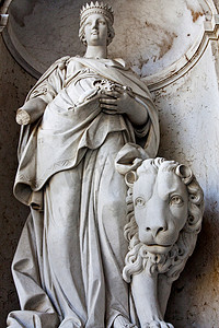 女人和狮子雕像