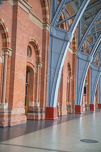 拱门图片摄影照片_圣潘克拉斯火车站墙壁和金属拱门的肖像